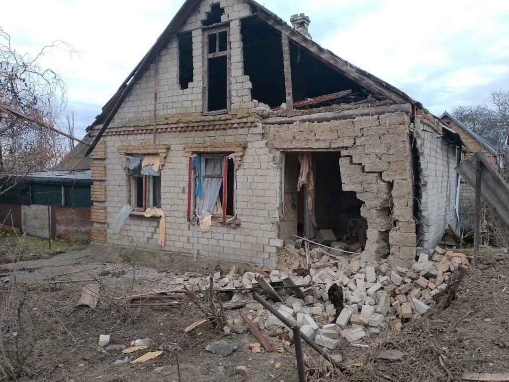 Армія РФ з важкої артилерії обстріляла Нікополь на Дніпропетровщині, є значні руйнування