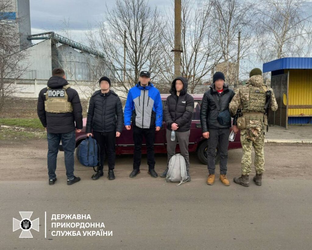 ДПСУ затримала 10 чоловіків, які намагались незаконно потрапити до Угорщини та Молдови: деталі