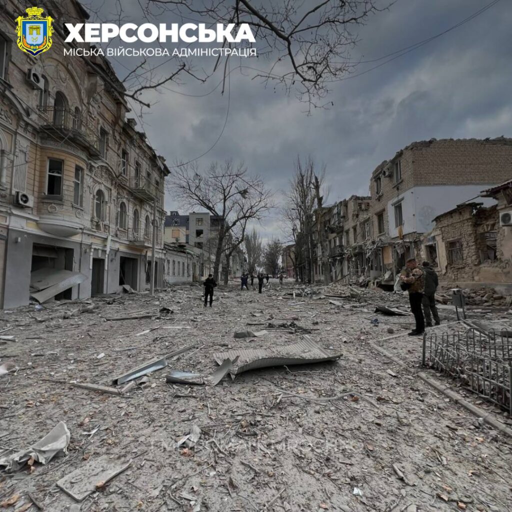 Війська РФ атакували Херсон авіацією: є поранені, пошкоджені будинки у середмісті