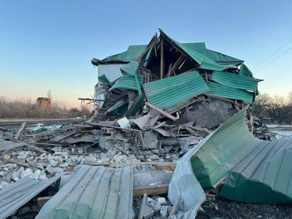 Росіяни влучили КАБом по залізничному вокзалу у Великому Бурлуці: загинув чоловік і шестирічна дитина