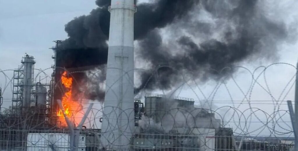 Удари дронами по російських НПЗ: Сили оборони знайшли “ахілесову п’яту” путінського режиму.