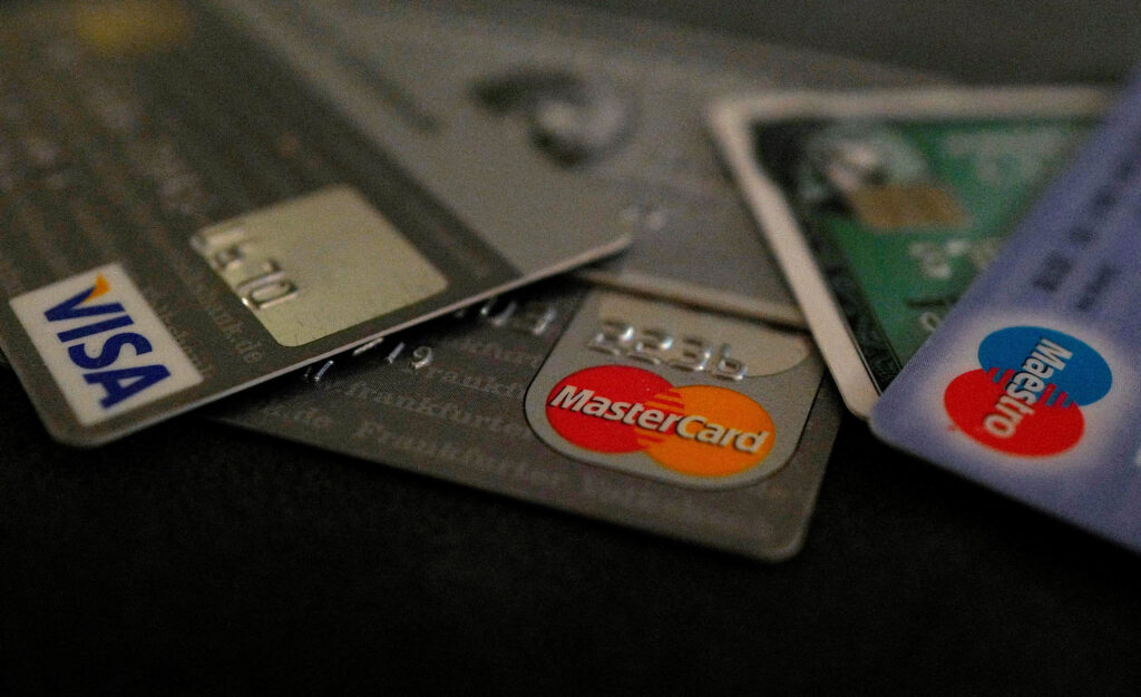 Ukrainians who transfer their bank cards to other persons will be included in a special register: what does this mean?