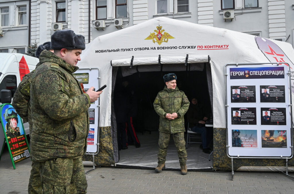 Окупанти розпочали нову хвилю примусової мобілізації на Луганщині: хто підлягає “призову”