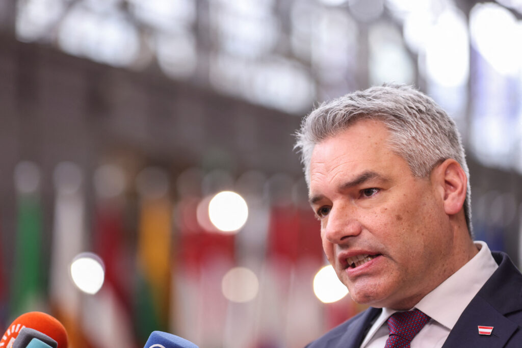Австрія виступила проти закупівлі зброї для України за кошти РФ: що заявив канцлер Негаммер