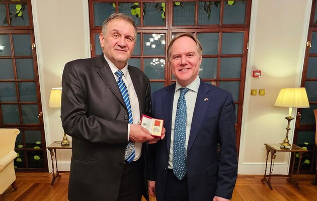 Перший в Україні: король Чарльз ІІІ нагородив професора Олексія Гараня медаллю Британської імперії