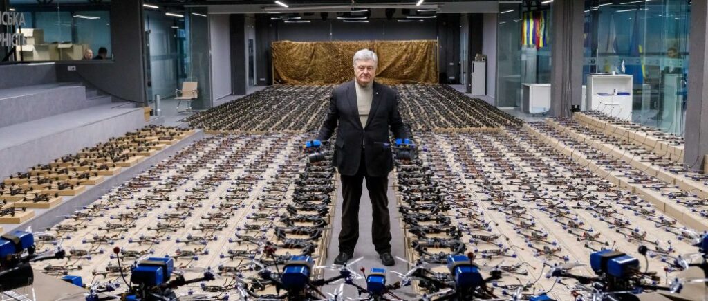 «Пегасы», «Мольфары» и «Мамонты»: Порошенко везет на фронт 2 тысячи FPV-дронов