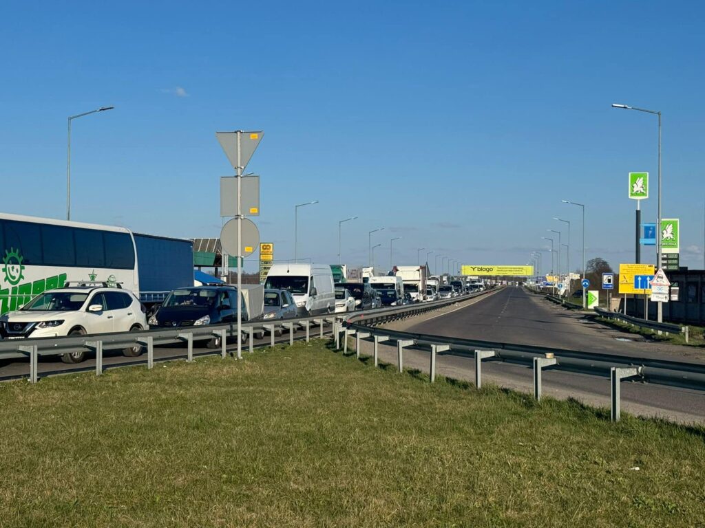 Поляки розблокували рух вантажівок на одному з пунктів пропуску: яка ситуація на кордоні