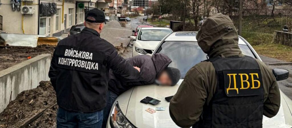Обіцяв звільнити від служби в армії: у Тернополі співробітника військкомату спіймали на хабарі