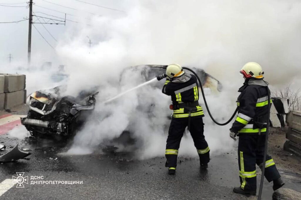 На Дніпропетровщині автомобіль врізався у блокпост: є постраждалі