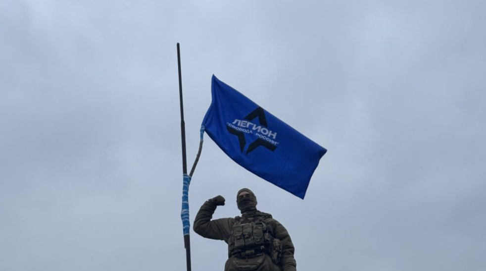 Російські добровольці підняли прапори у селі Козинка на Бєлгородщині: фото
