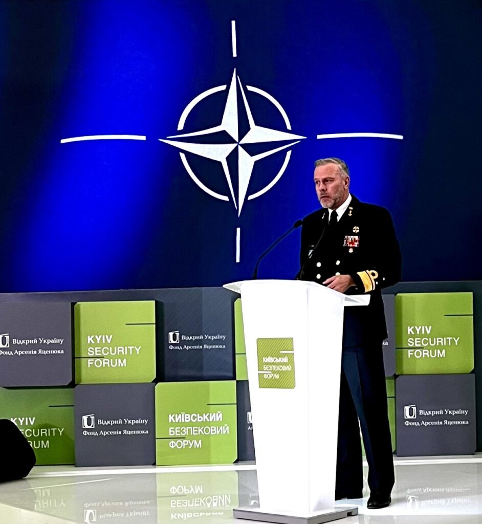 “НАТО та Україна ближчі, ніж будь-коли”: до Києва прибув найвищий військовий керівник Північноатлантичного Альянсу