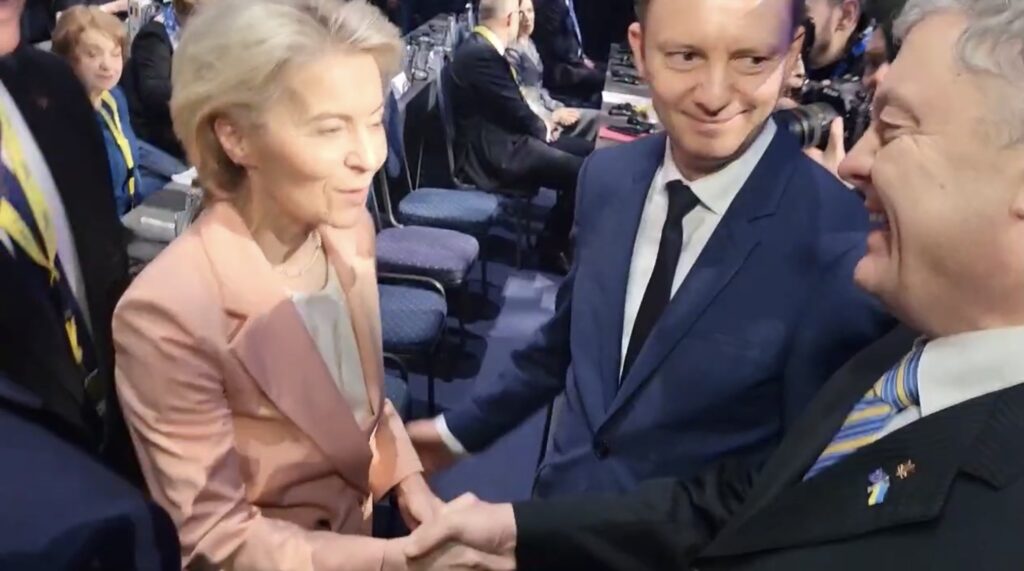 Урсула фон дер Ляен тепло поздравила Порошенко на Конгрессе ЕНП: то, что вы здесь – это демократия