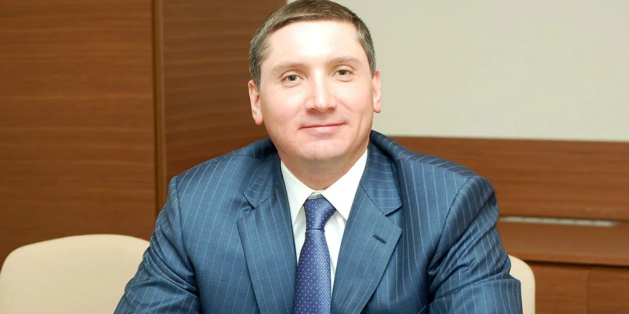 Подорожував за кордон під виглядом “волонтера” та оформив елітний автопарк на родичку: ЗМІ розкрили “сумнівну” діяльність власника ТРЦ “Гуллівер”