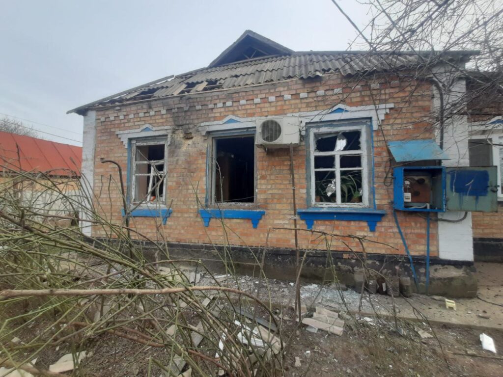Росіяни артилерією та дронами-камікадзе атакували Нікопольщину, є руйнування та поранена