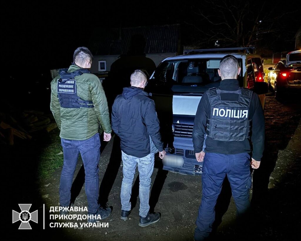 Намагались перетнути гори, щоб потрапити до Словаччини: на Закарпатті викрили канал переправи ухилянтів за кордон