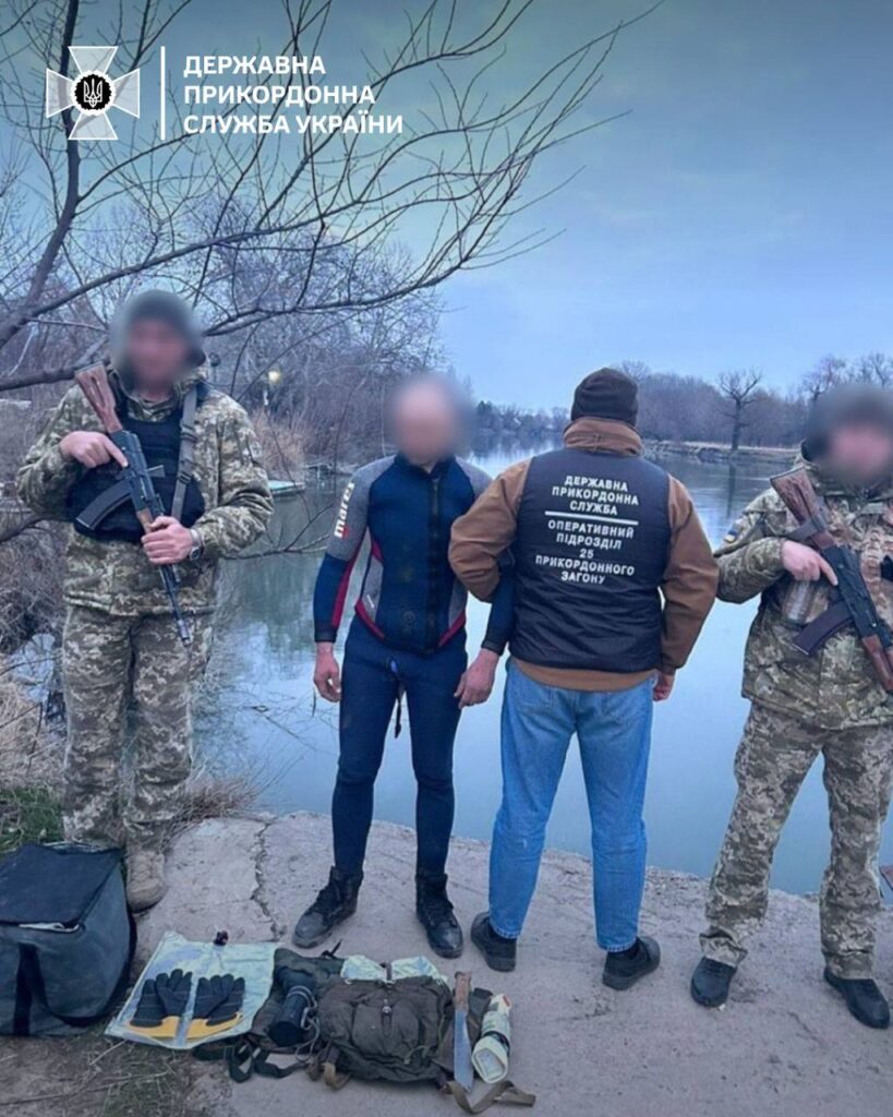 У латексній масці, плащі-мантії та гідрокостюмі: неподалік кордону з Молдовою затримали “міфічного” ухилянта 