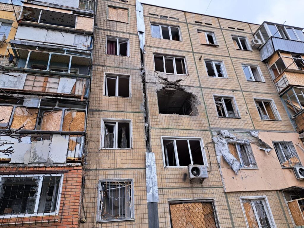 Росіяни масовано обстріляли Нікополь, є руйнування та поранені, серед них дитина