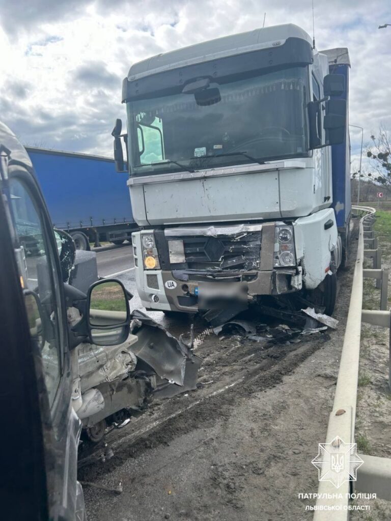 На Львівщині сталася ДТП за участі вантажівки, є постраждалі