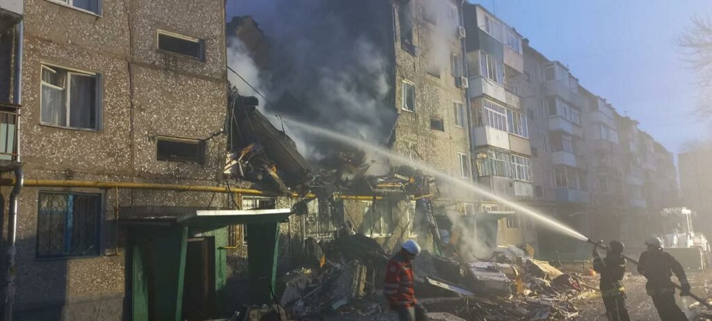 У Сумах з під завалів дістали тіло загиблої людини