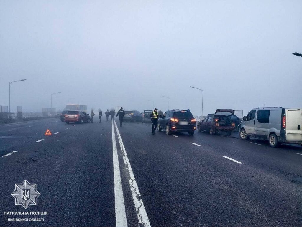 У Львові сталась масштабна ДТП: на мосту зіткнулось близько 27 автомобілів