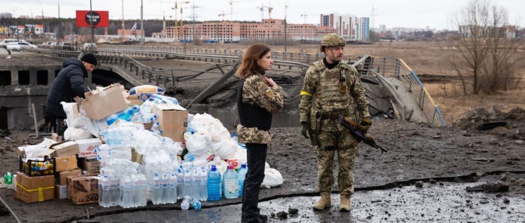 Марина Порошенко біля Романівського мосту розповіла, як два роки тому евакуювали під обстрілами людей