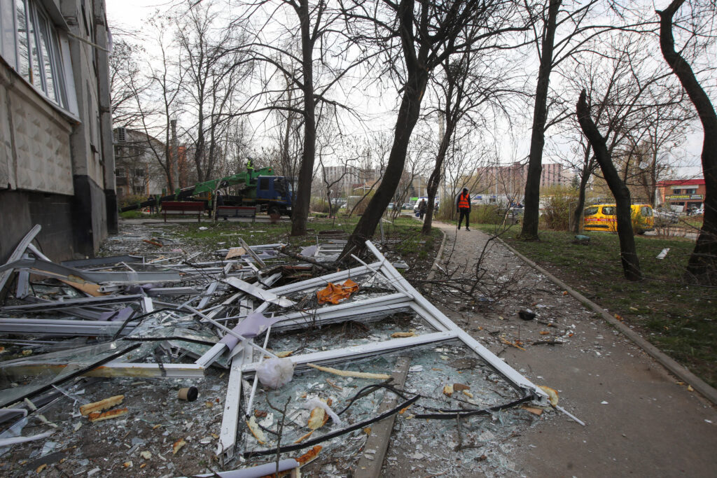 Війська РФ знову вдарили по житловому району Харкова: одна особа загинула, є поранені
