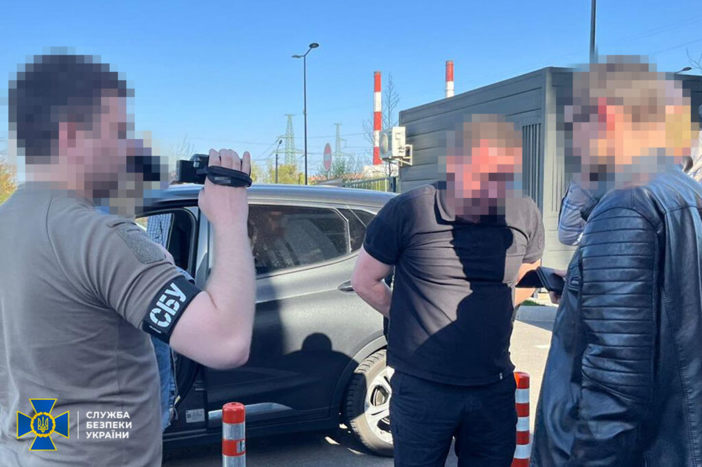 Обклали “даниною” українських підприємців: у трьох областях України за хабарництво затримали посадовців митниці