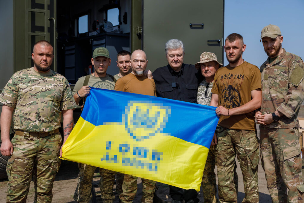 Стало відомо, що Порошенко привіз штурмовикам «Да Вінчі»