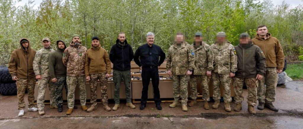 Порошенко привез на фронт партию мощных ударных дронов «Мамонт»