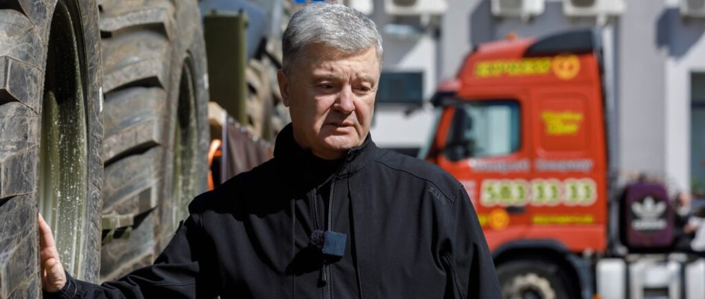 Будівництво фортифікацій: Порошенко з колоною тягачів вирушив до військових