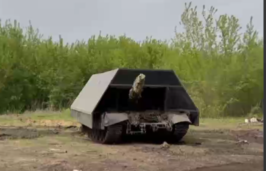 На фронті з’явились невразливі для FPV-дронів “танки-ангари”: чому це “ноу-хау” не стане  російською “чудо-зброєю”