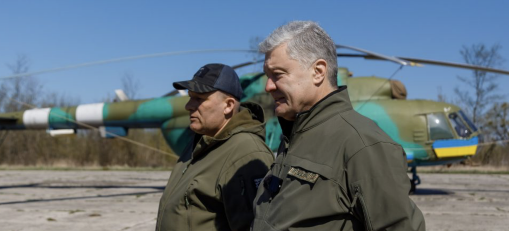 Порошенко привіз техніку авіаторам: чим більше інновацій на фронті, тим більше ми зберігаємо людей