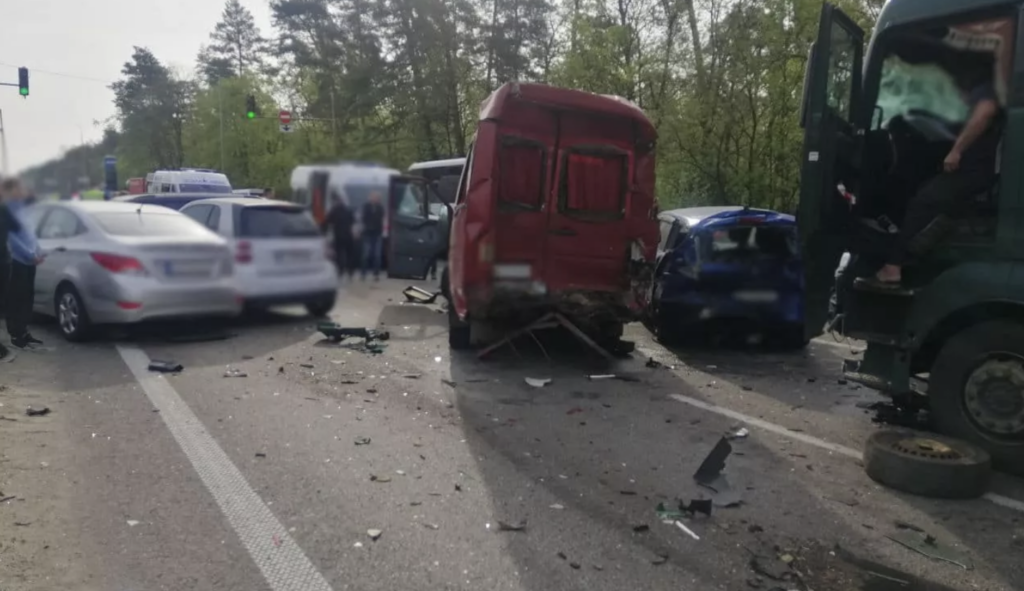 На Київщині сталась масштабна ДТП за участі шести авто, багато постраждалих