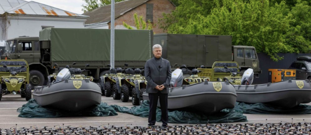 На воді, в повітрі, на землі: Порошенко підготував нову партію техніки для Збройних сил