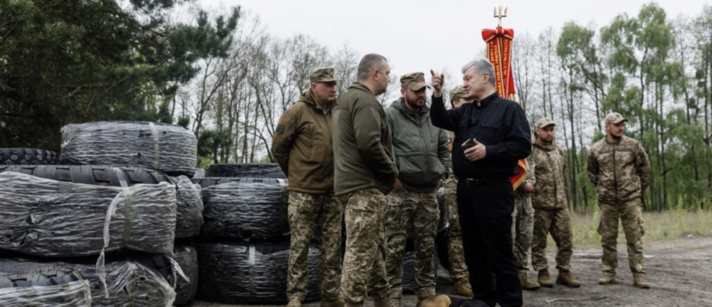 Порошенко привіз в артбригади детектори дронів “Цукорок”, шини і шиномонтажну майстерню