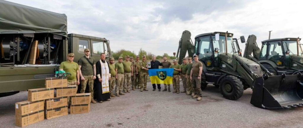 Порошенко передал военным строителям на восточном фронте экскаваторы, бензопилы и грузовик