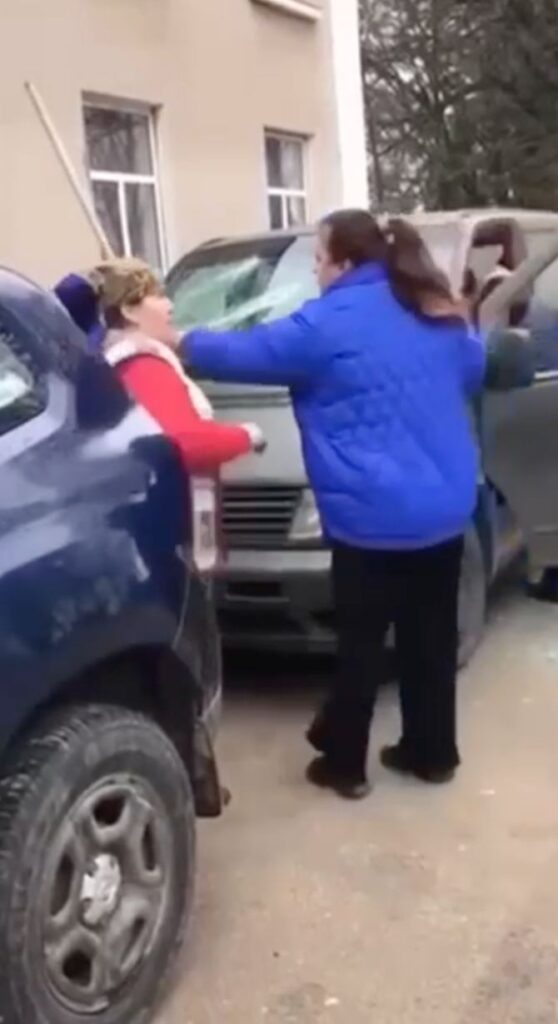Жінка, яка напала на автомобіль військовослужбовців на Хмельниччині, відповідатиме перед законом – обласний ТЦК