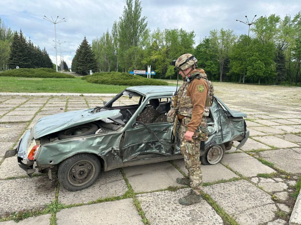 Войска РФ сбросили авиабомбу на Константиновку: ранены пять человек в гражданском авто