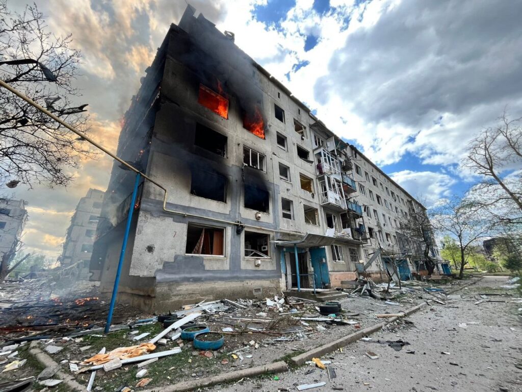Росіяни скинули авіабомбу на Очеретине на Донеччині, є загиблий та поранені