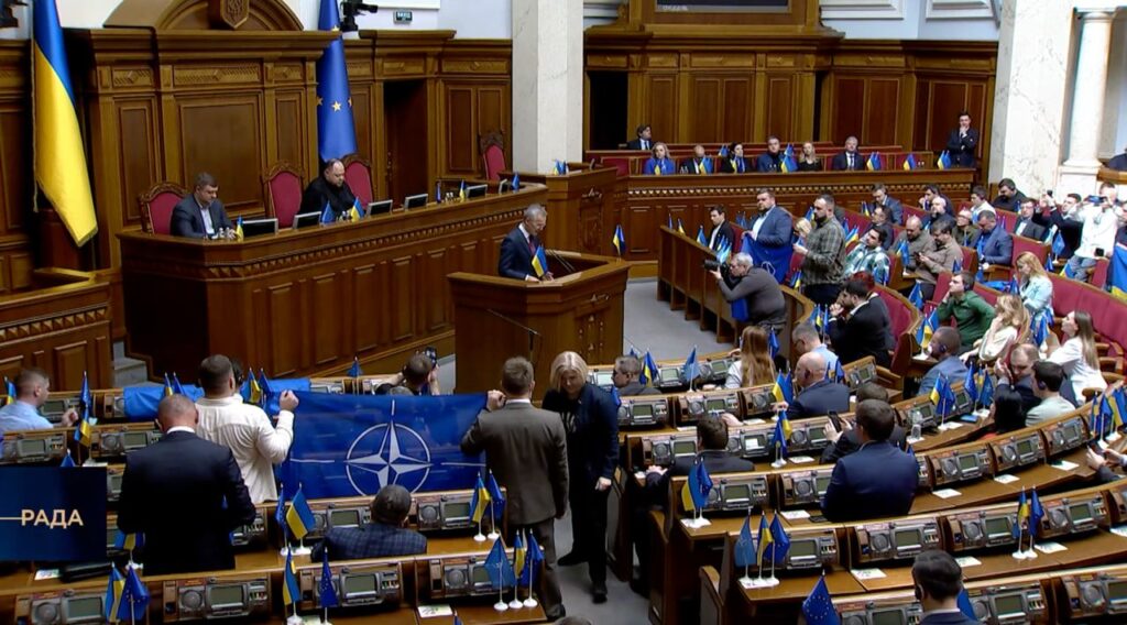 “Значна кількість “Слуг” не прийшла на засідання”: Столтенберг виступав перед напівпорожньою залою Верховної Ради