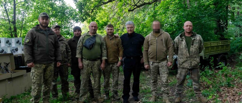 Порошенко приїхав до Вовчанська – привіз військовим дрони і техніку