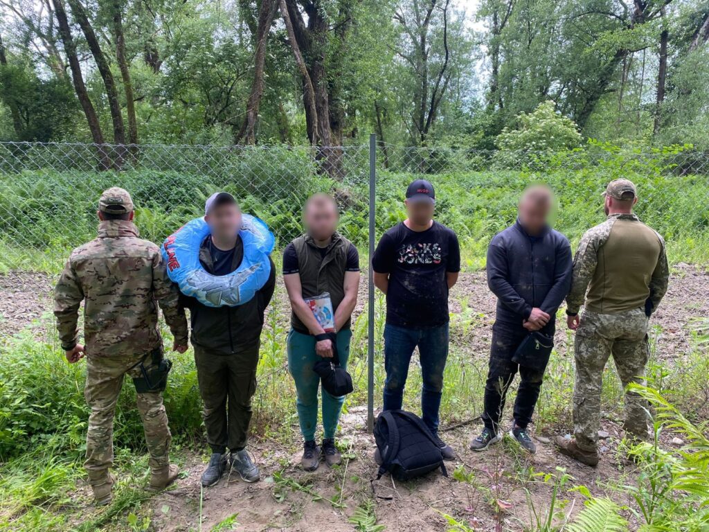 Прикордонники затримали чотирьох чоловіків, які намагалися переплисти Тису завдяки надувним колам