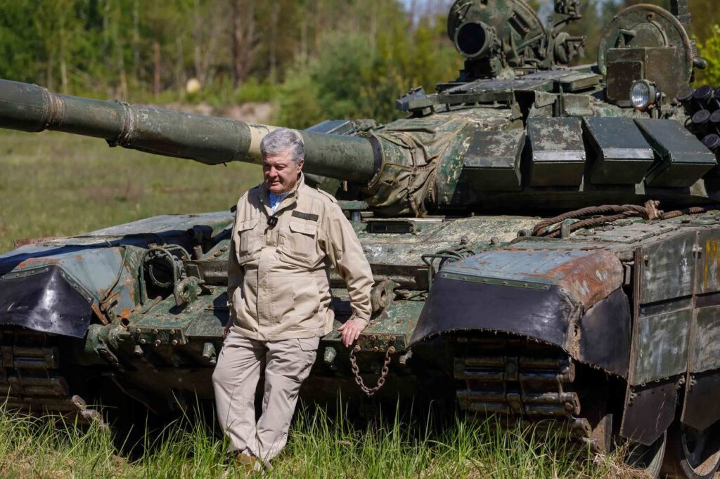 Порошенко після «оголошення в розшук» потролив русню знімком біля трофейного танку