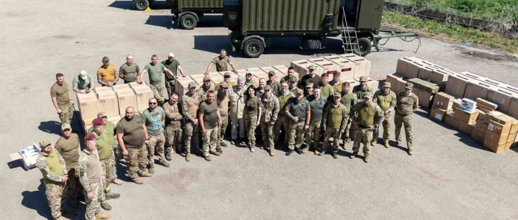 Стало відомо, куди Порошенко привіз дві тисячі денних та нічних FPV-дронів і “Мавіків”