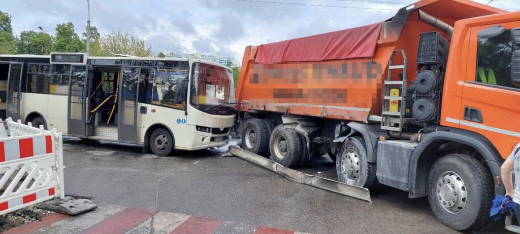 В Киеве столкнулись грузовик и маршрутка, многие пострадали