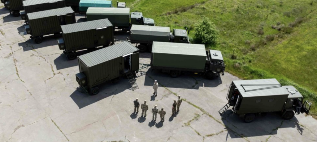 “Їхніх облич ви не побачите, але вони будуть у підручниках історії” – Порошенко привіз техніку підрозділам ППО та військової авіації