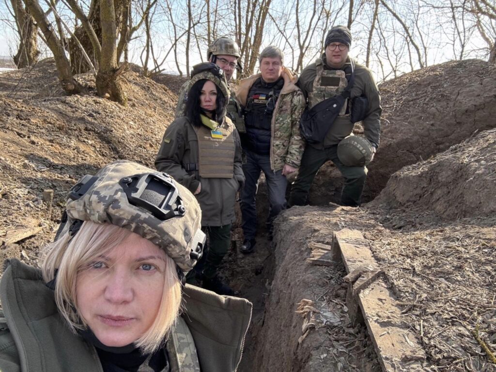 Навіть депутати від “слуг” розуміють, що замість реальних фортифікацій влада показує їм “потьомкінські дєрєвні”