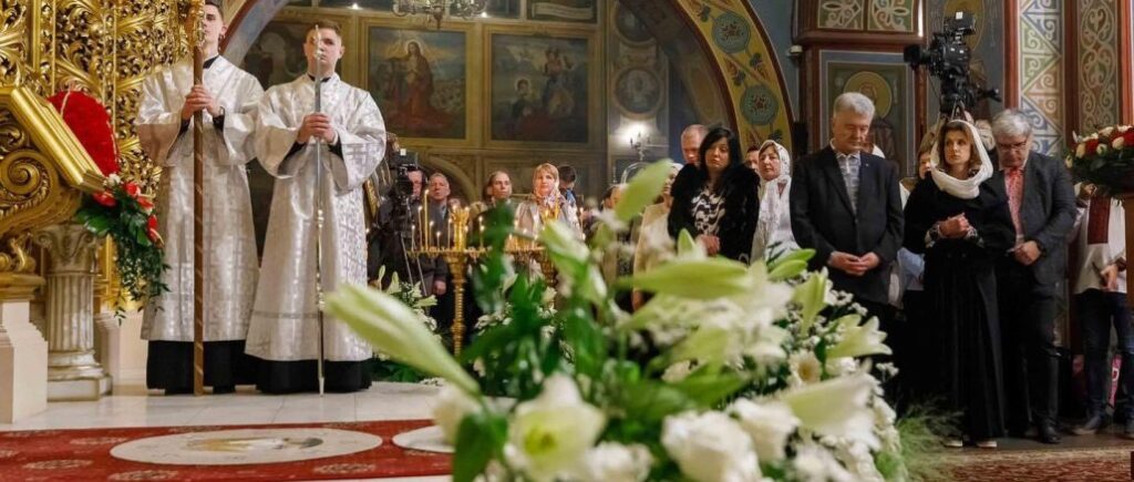 “Молимось за перемогу”: Порошенко після служби в Михайлівському соборі привітав українців із Великоднем