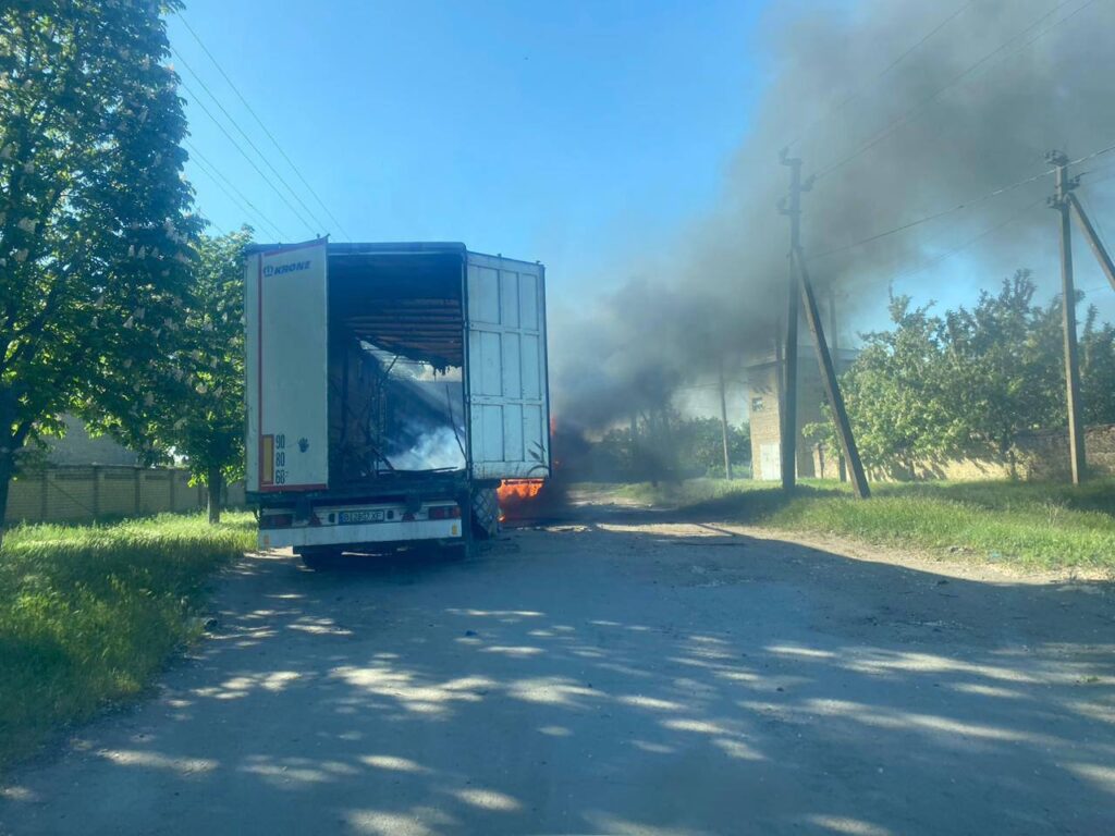 Росіяни обстріляли вантажівку, яка доставляла питну воду жителям Берислава: авто згоріло вщент