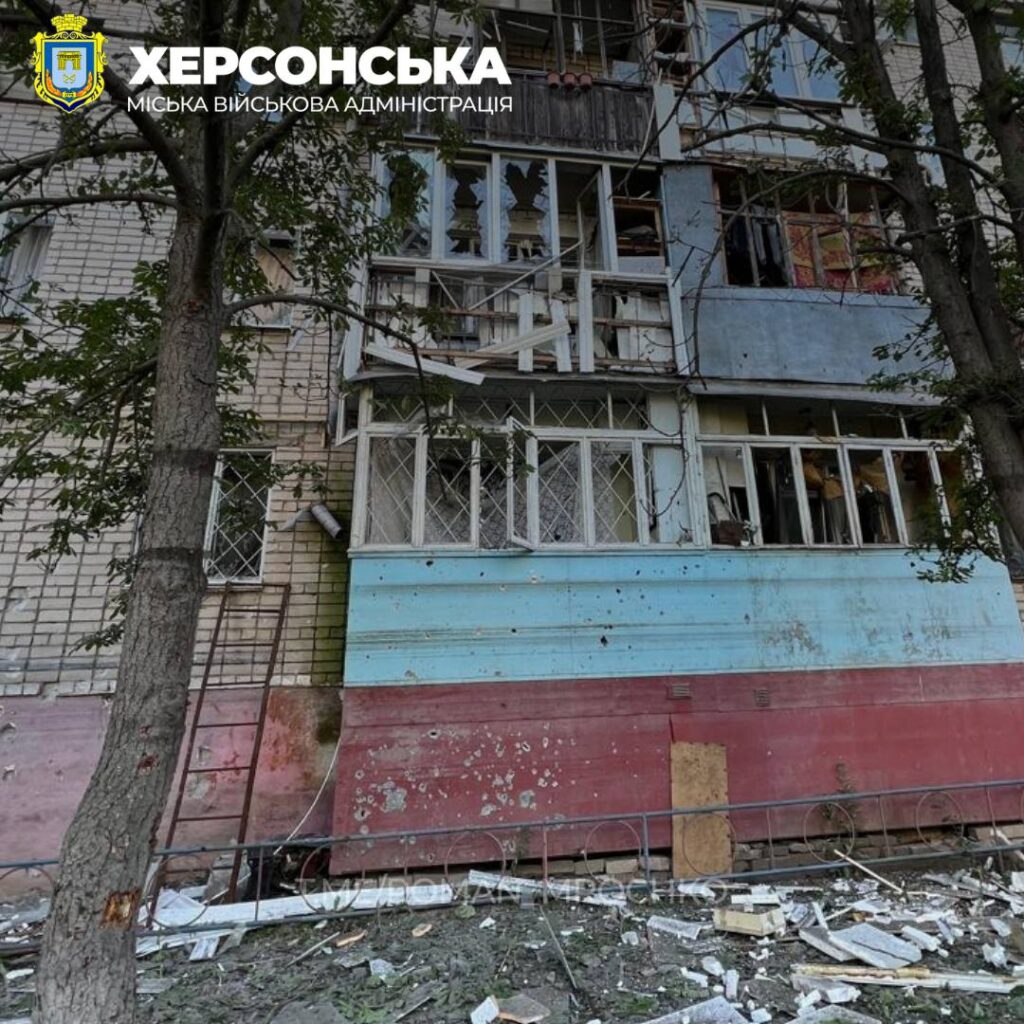 Разбитые кровли и выбитые стекла: российская армия обстреляла жилую застройку Херсона